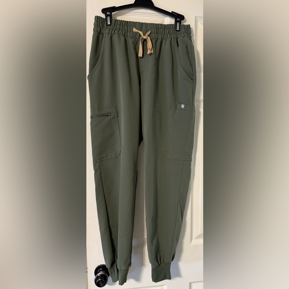 Figs Women’s Uman Relaxed Jogger Scrub Pants size Small in Moss
